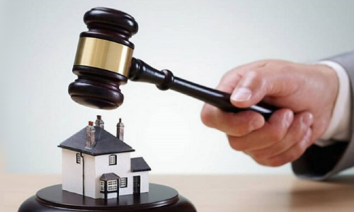 بر اساس قانون جدید شوراهای حل اختلاف مصوب ۱۴۰۲، تخلیه فوری ملک اجاره‌ای از صلاحیت شورای حل اختلاف خارج شده و به دادگاه صلح واگذار شده است. این تغییر، فرایند تخلیه را شفاف‌تر، رسمی‌تر و البته تخصصی‌تر کرده است. آشنایی با مدارک لازم، رعایت زمان‌بندی مناسب، استفاده از اسناد معتبر و ثبت درست دادخواست، نقش کلیدی در موفقیت سریع در دریافت حکم تخلیه دارد.