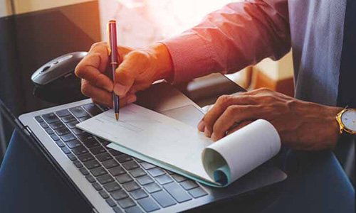 یکی از مهم‌ترین و پرتکرارترین اقدامات حقوقی در این زمینه، شکایت کیفری از صادرکننده چک بلامحل است. این نوع شکایت به دلیل ضمانت اجرای شدیدتر و محرومیت‌هایی که قانونگذار در نظر گرفته، همواره مورد توجه دارندگان چک بوده است. با اصلاحات قانون صدور چک در سال‌های اخیر، شرایط و ضوابط طرح شکایت کیفری تغییرات اساسی کرده و در صورتی که دارنده چک از آن‌ها مطلع نباشد، ممکن است شکایت او به نتیجه نرسد.