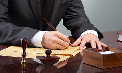 ثبت شکایت کیفری یکی از مهم‌ترین ابزارهای قانونی برای مقابله با جرم و حفظ حقوق شهروندی در نظام حقوقی ایران است. در بسیاری از موارد، افراد به دلیل ناآگاهی از مراحل قانونی یا عدم شناخت مرجع صالح، در پیگیری جرائم و مطالبه حقوق خود ناکام می‌مانند. در این مقاله قصد داریم به صورت دقیق، مستند و کاملاً کاربردی بررسی کنیم که «چطور و کجا شکایت کیفری ثبت کنیم» تا برای مخاطب عمومی، بتوانند در کمترین زمان پاسخ خود را پیدا کنند.