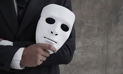 تدلیس، مرتبط با نظم عمومی است. از این‌رو، برخی خیار تدلیس را جزء استثنائات ماده 448 قانون مدنی دانسته‌ و در توجیه آن بیان داشته‌اند که اسقاط خیار تدلیس، برخلاف نظم عمومی و باطل است.